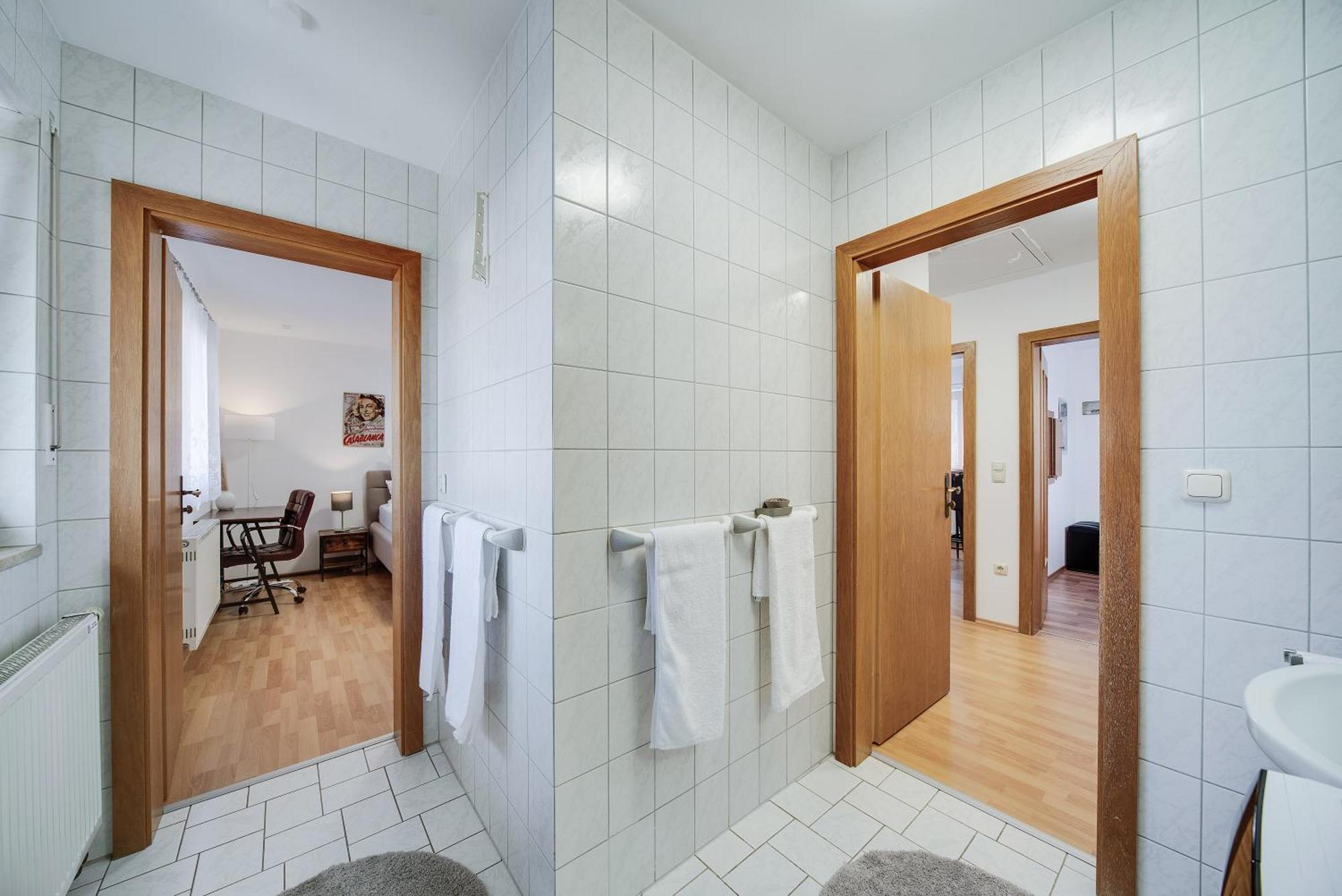 Fewo-Lavees Moderne Zentrale Fewo Nahe Omv Wacker Kliniken Burg -Eigener Eingang-Schluesselloser Check In Burghausen Exterior foto